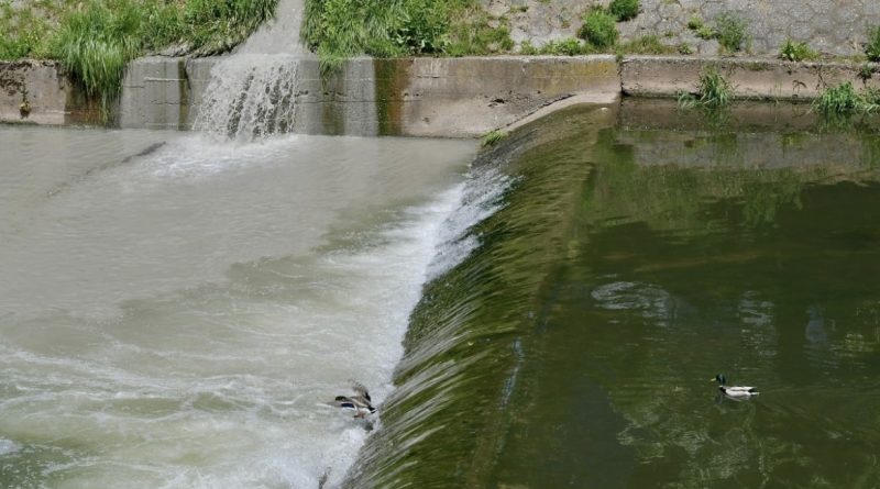 U Miljacku na Vilsonovom šetalištu ispuštena veća količina nepoznate tečnosti, inspekcija ne posjeduju alate za identifikovanje odgovornih